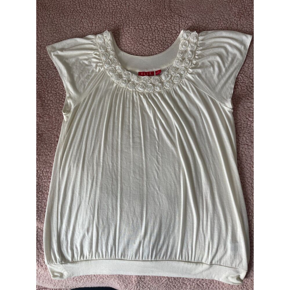 ELLE tm Women's Top M sz Cap Sleeve White Floral Neckline Detail Casual Blouse